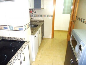 Frigorífico, horno, lavavajillas y cafetera o tetera