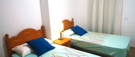 2 عدّة غرف نوم ومكواة/لوح كي وملاءات أسرّة