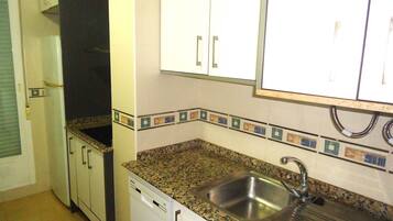 Geladeira, fogão, lava-louças, cafeteira/chaleira