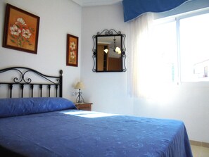 2 soverom, strykejern/-brett og sengetøy