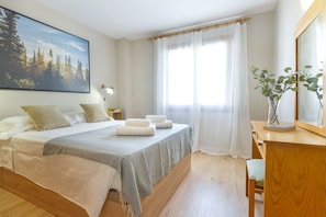 2 bedrooms, iron/ironing board, internet, bed sheets