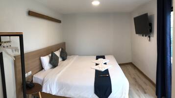 Minibar, escritorio, wifi gratis y ropa de cama