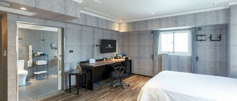 Habitación triple estándar, varias camas, para no fumadores, vista a la ciudad | Centro de negocios en la habitación