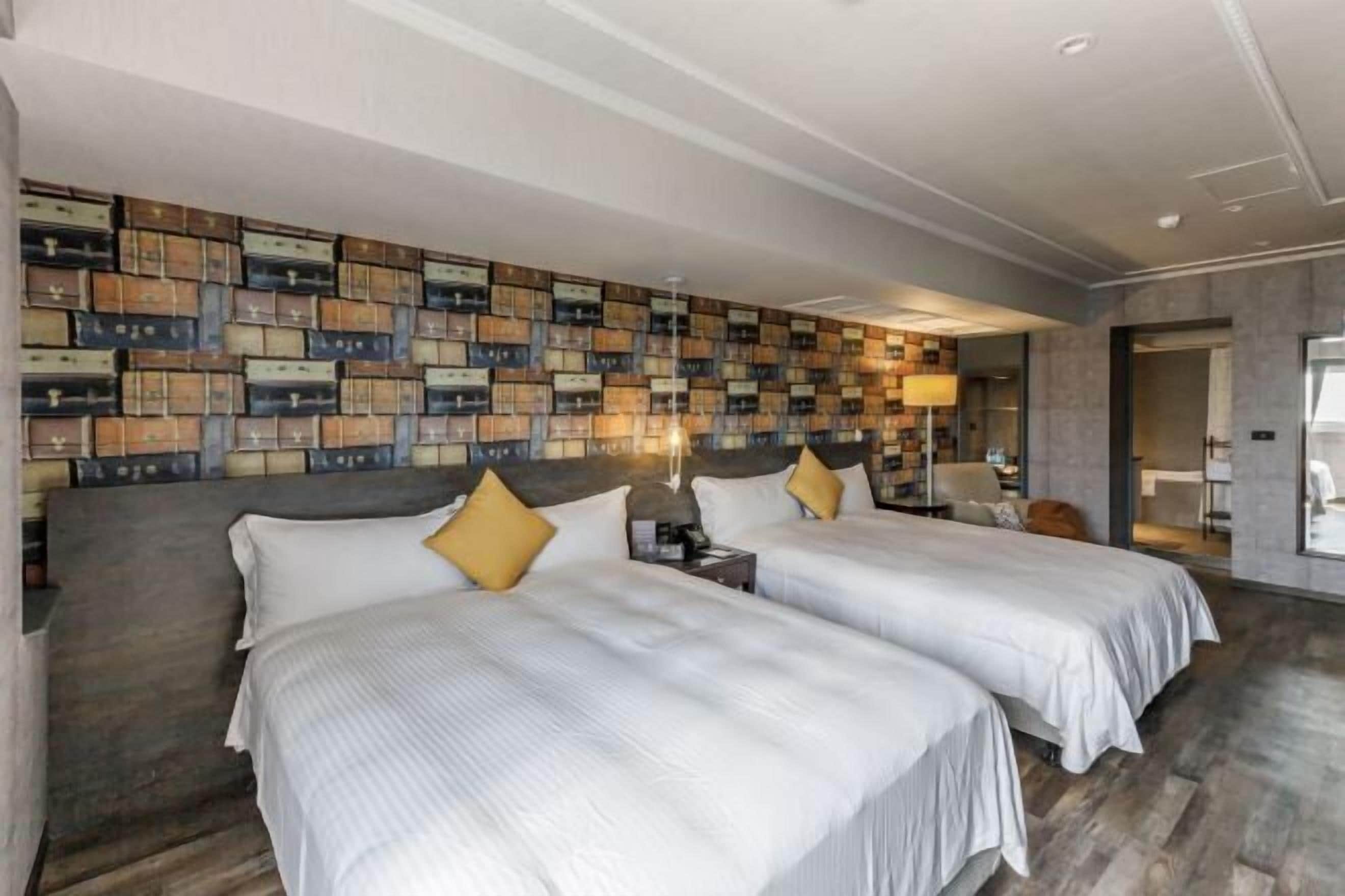 Duntäcken, skrivbord, arbetsyta för laptop och gratis barnsängar