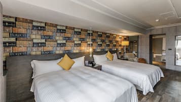 Familieværelse til 4 personer - 2 dobbeltsenge - ikke-ryger - byudsigt | Dundyner, skrivebord, arbejdsområde til bærbare computere