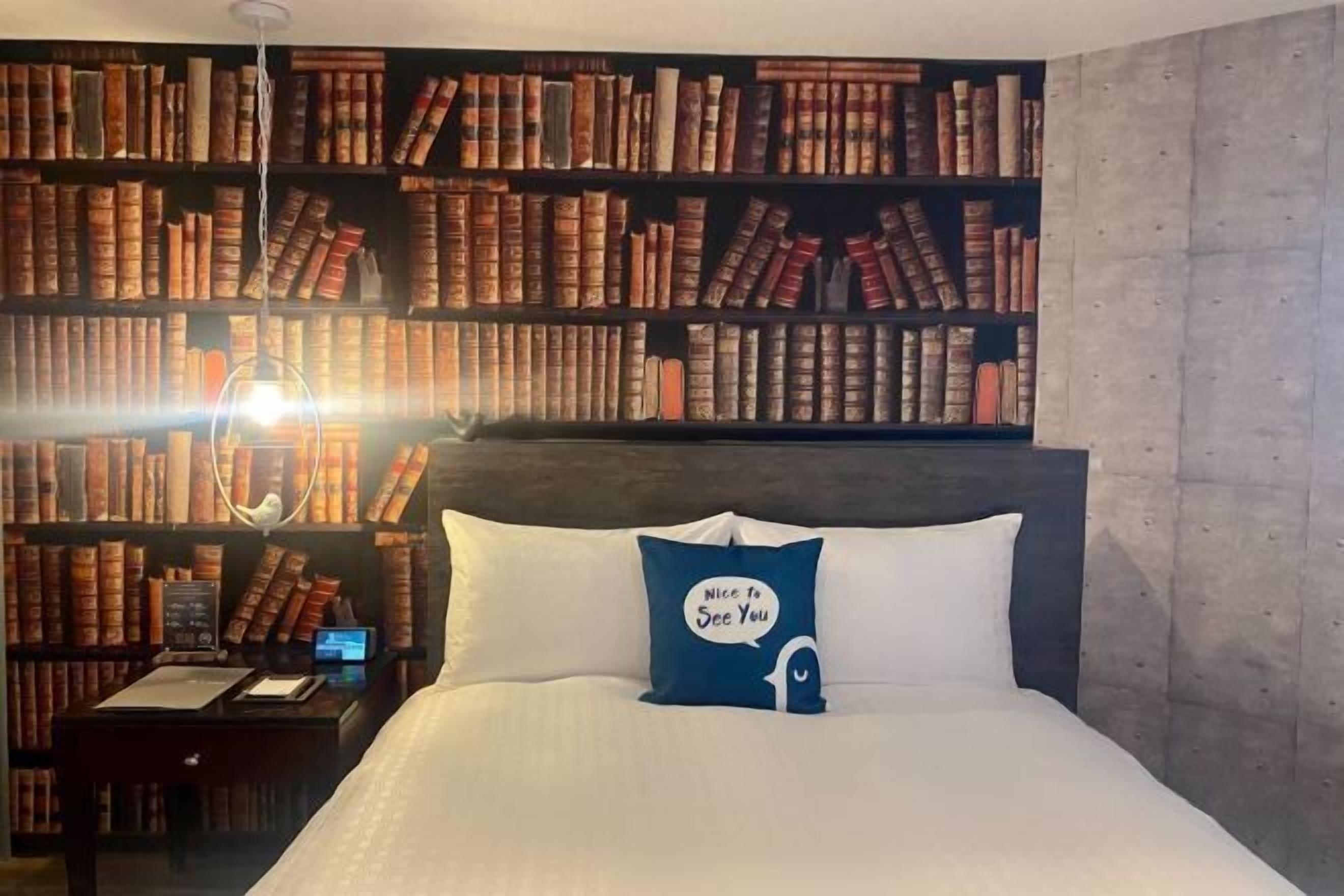 Duntäcken, skrivbord, arbetsyta för laptop och gratis barnsängar