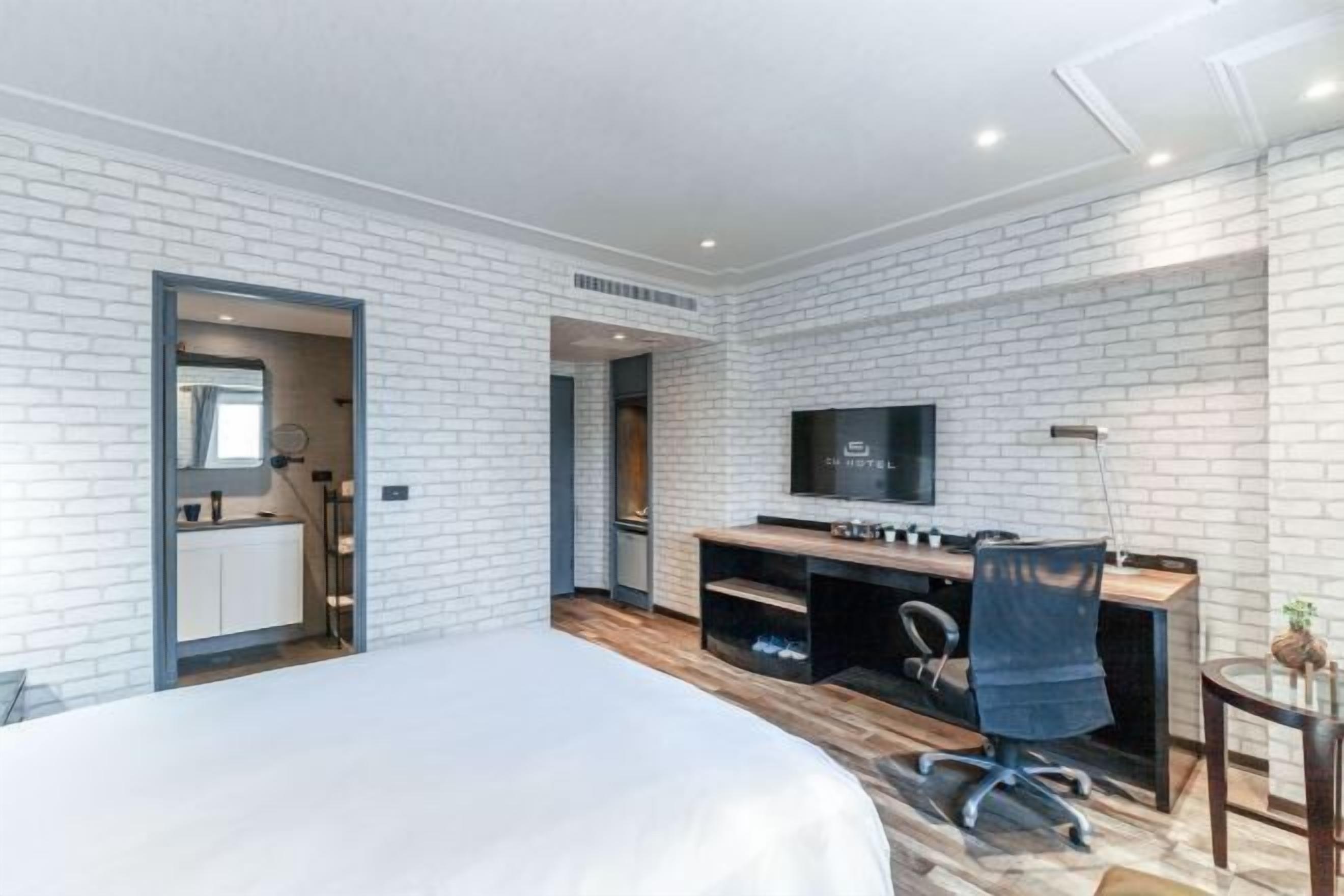 Duntäcken, skrivbord, arbetsyta för laptop och gratis barnsängar