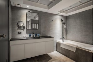 Standard-Dreibettzimmer, Mehrere Betten, Nichtraucher, Stadtblick | Badezimmer | Regendusche, Haartrockner, Hausschuhe, Handtücher