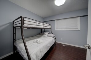 3 habitaciones, tabla de planchar con plancha, wifi y ropa de cama 