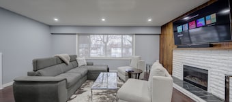 Cheerful 3 bdrm home w/ Parking and large backyard