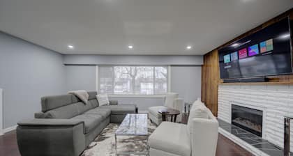 Cheerful 3 bdrm home w/ Parking and large backyard