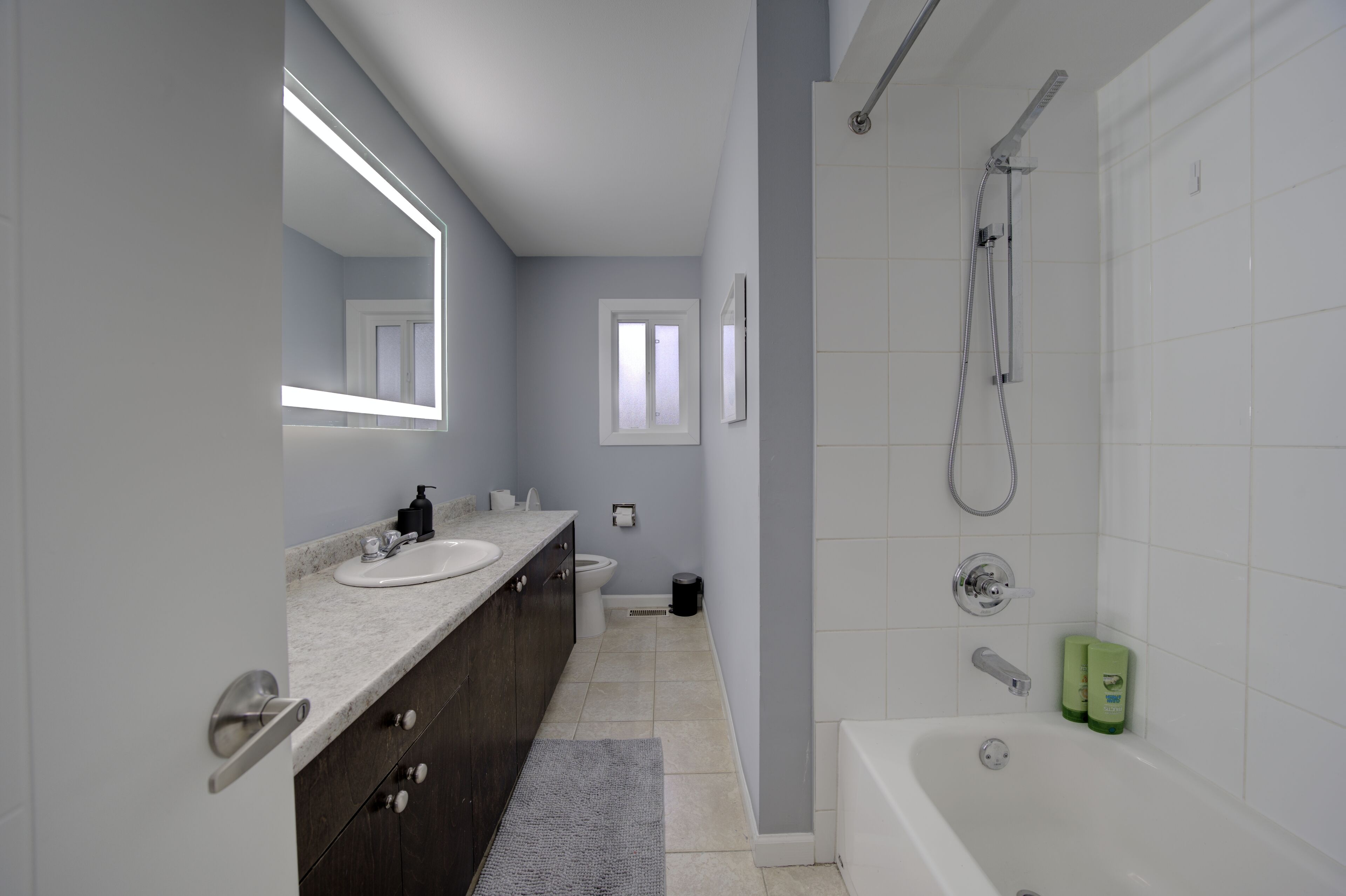 Cheerful 3 bdrm home w/ Parking and large backyard