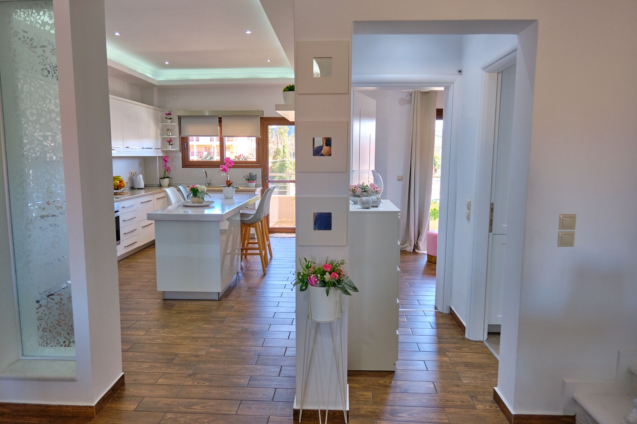 Een koelkast, een microgolfoven, een oven