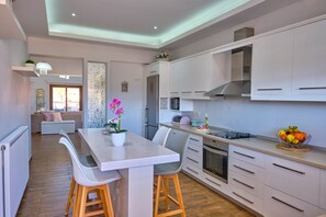 Fridge, microwave, oven, coffee/tea maker