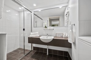 Dusche, Handtücher, Seife, Toilettenpapier