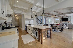 Fridge, microwave, oven, stovetop - 9 bdrm home, sleeps 26 w/ hot tub/gym/theatre/bar (Surrey)