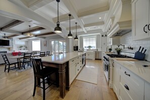 Fridge, microwave, oven, stovetop - 9 bdrm home, sleeps 26 w/ hot tub/gym/theatre/bar (Surrey)