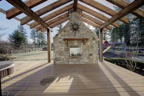 Terrace/patio - 9 bdrm home, sleeps 26 w/ hot tub/gym/theatre/bar (Surrey)