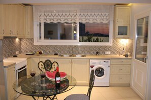 Kühlschrank, Ofen, Wasserkocher mit Kaffee-/Teezubehör, Wasserkocher