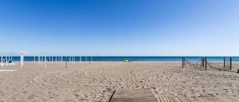 På stranden