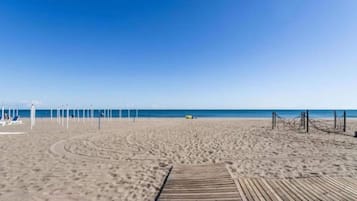 På stranden