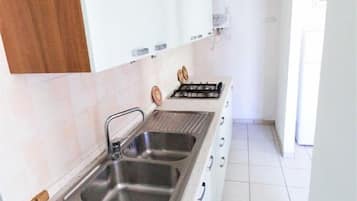 Fridge, oven, stovetop