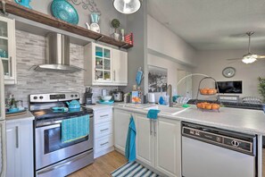 Geladeira, micro-ondas, cooktop, lava-louças
