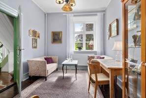 Smart-TV, Kamin, Bücher
