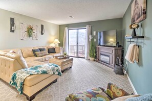 TV, fireplace, books, offices - Resort Condo in Branson w/ Mountain & Lake Views! (Branson)