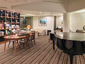 Lobby sitting area - La Jolie Motomachi (Hakodate)