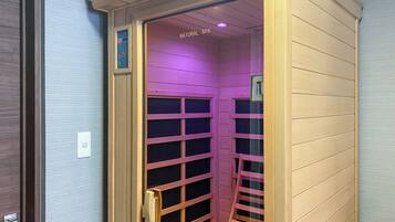 Une salle de spa équipée d’un panneau de commande, d’une porte coulissante et d’un panneau indiquant qu’il s’agit d’un spa naturel.