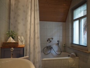 Badewanne, Handtücher, Seife, Toilettenpapier