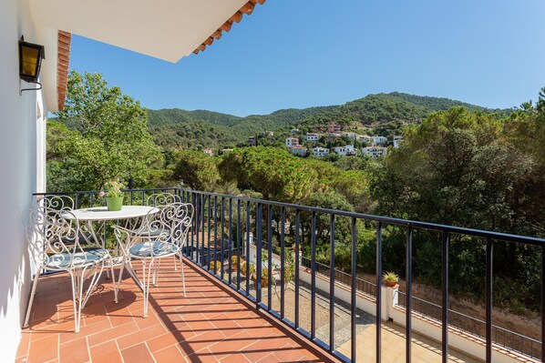 Outdoor dining - Holiday Home 'Un paraíso en la Costa Brava' with Mountain View, Private Terrace and Wi-Fi (Urbanizacion Rosamar)
