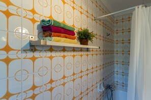 Bathtub, hair dryer, towels - Holiday Home 'Un paraíso en la Costa Brava' with Mountain View, Private Terrace and Wi-Fi (Urbanizacion Rosamar)