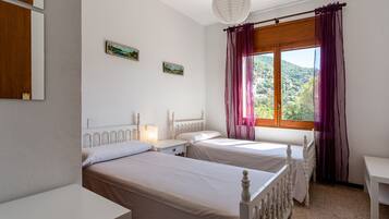 4 bedrooms, iron/ironing board, free WiFi, bed sheets