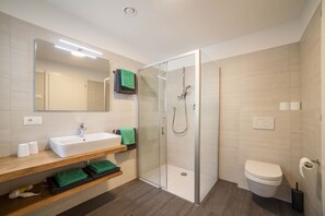 Shower, hair dryer, towels - Apartment 'Panoramawohnung Bergerweg' with Mountain View, Wi-Fi & Terrace (Schenna)