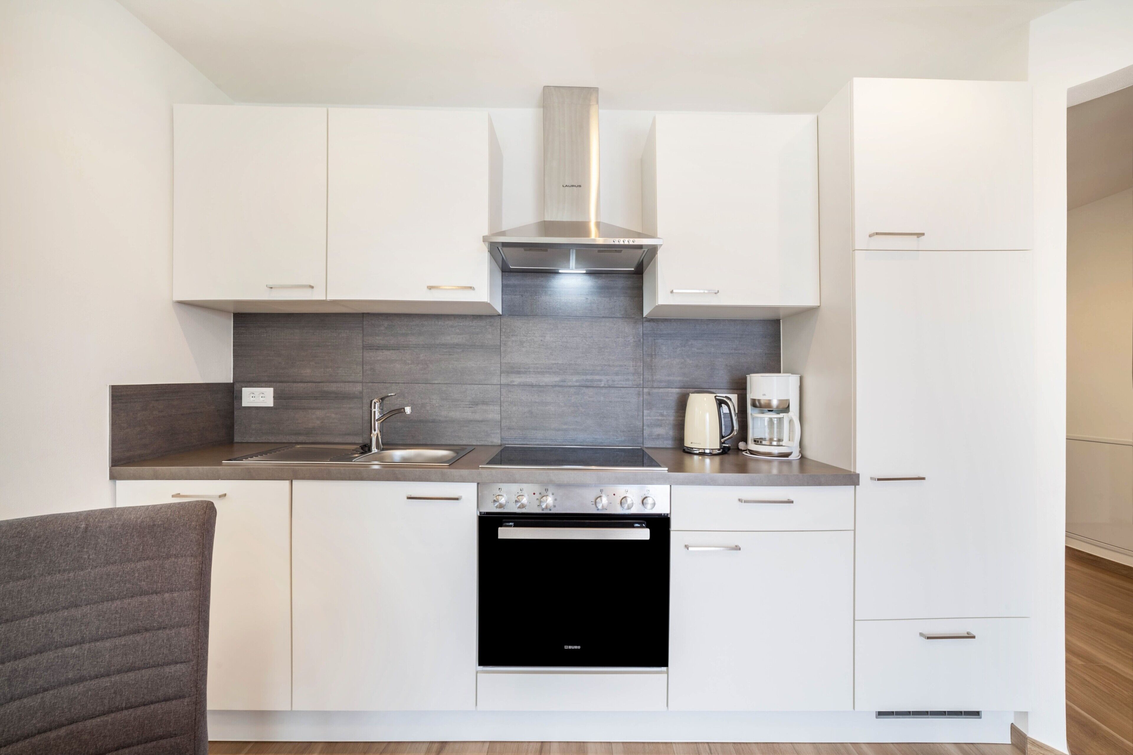 冷蔵庫、オーブン、コンロ、食器洗い機