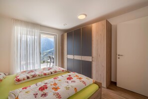 2 bedrooms, free WiFi, bed sheets, wheelchair access - Apartment 'Panoramawohnung Bergerweg' with Mountain View, Wi-Fi & Terrace (Schenna)