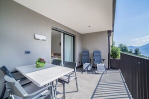Outdoor dining - Apartment 'Panoramawohnung Bergerweg' with Mountain View, Wi-Fi & Terrace (Schenna)