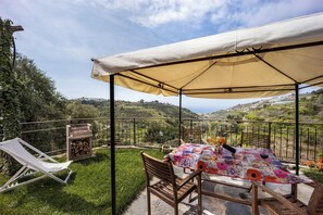 Outdoor dining - Holiday Home "Angolo dei Fiori" with Sea View, Shared Pool & Air Conditioning (Pompeiana)