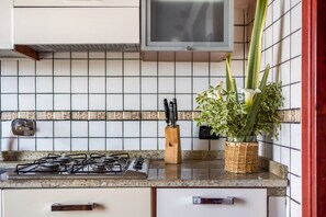 Kühlschrank, Mikrowelle, Herdplatte, Wasserkocher mit Kaffee-/Teezubehör