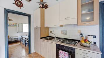 Refrigerador, microondas, parrilla de estufa y cafetera y tetera