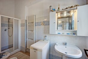 Een douche, een haardroger, handdoeken