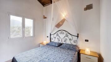 2 habitaciones, tabla de planchar con plancha y ropa de cama