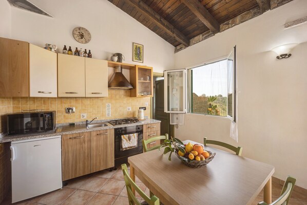 Frigorifero, microonde, piano cottura, macchina per tè/caffè