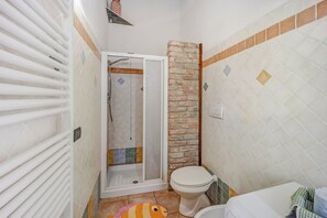 Shower, hair dryer, towels - Holiday Home 'Tutti i Frutti' with Sea View & Shared Pool (Pompeiana)