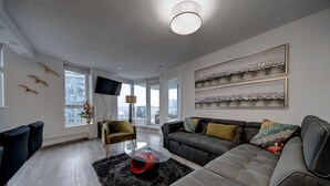 Living area - 2bdrm DT condo w/ king bed, view, steps away from train/arena (Vancouver)