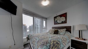 Room - 2bdrm DT condo w/ king bed, view, steps away from train/arena (Vancouver)