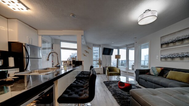 Private kitchen - 2bdrm DT condo w/ king bed, view, steps away from train/arena (Vancouver)
