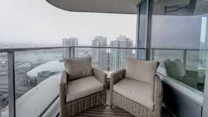 Property grounds - 2bdrm DT condo w/ king bed, view, steps away from train/arena (Vancouver)